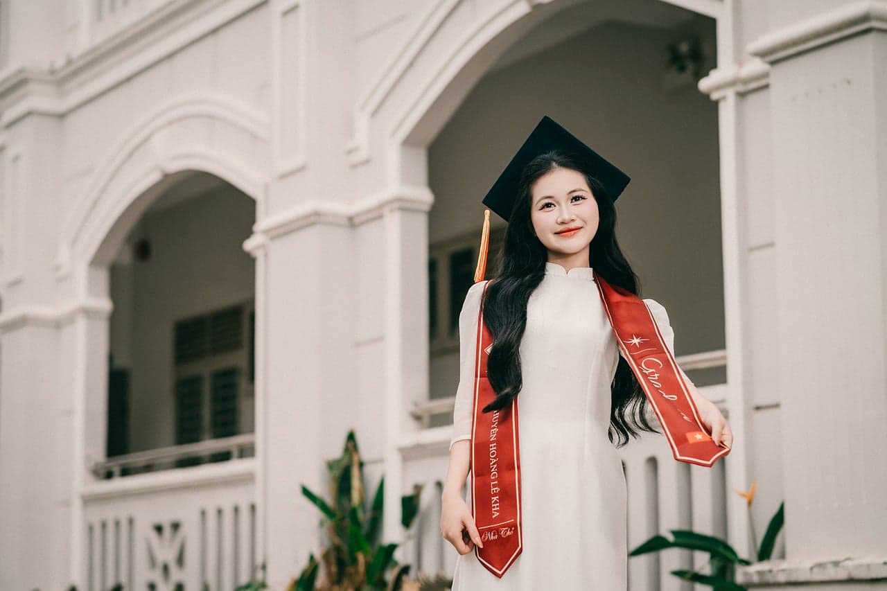 AI worsens prospects for China's record graduate cohort