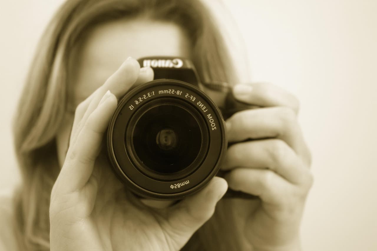 Opus 5.5 created an interactive lens lab to explain camera focus