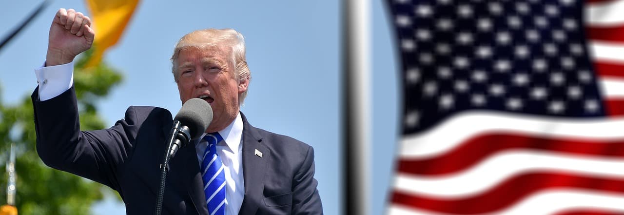 Trump szerint alaptalanok az AI-katasztrófa-forgatókönyvek, az amerikai vezető szerep megőrzését sürgeti