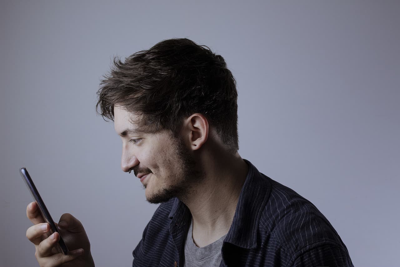 Claude Cowork introduces a skill feature teachable via screen recording