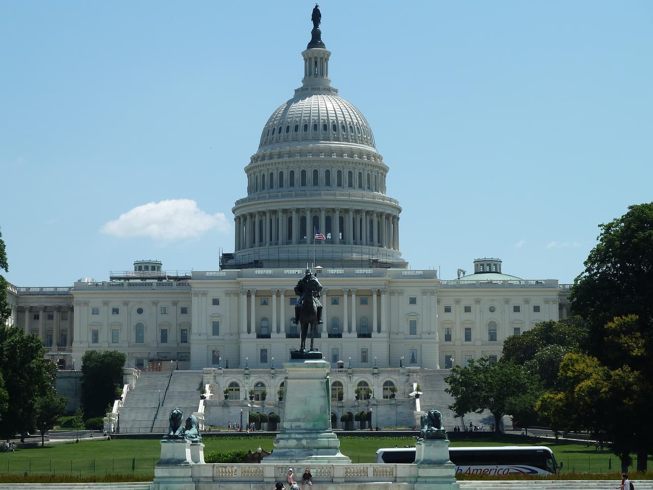 Senators Make Last-Minute Pushes on AI Rules as Window Before Midterms Closes