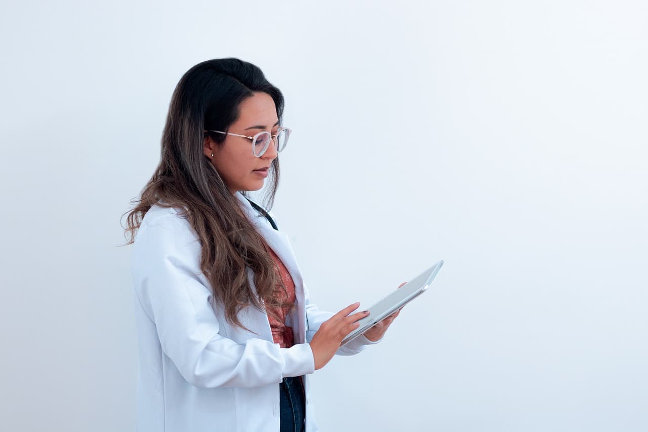 Real-time, expert-level AI for video medical consultations demonstrated in simulated study