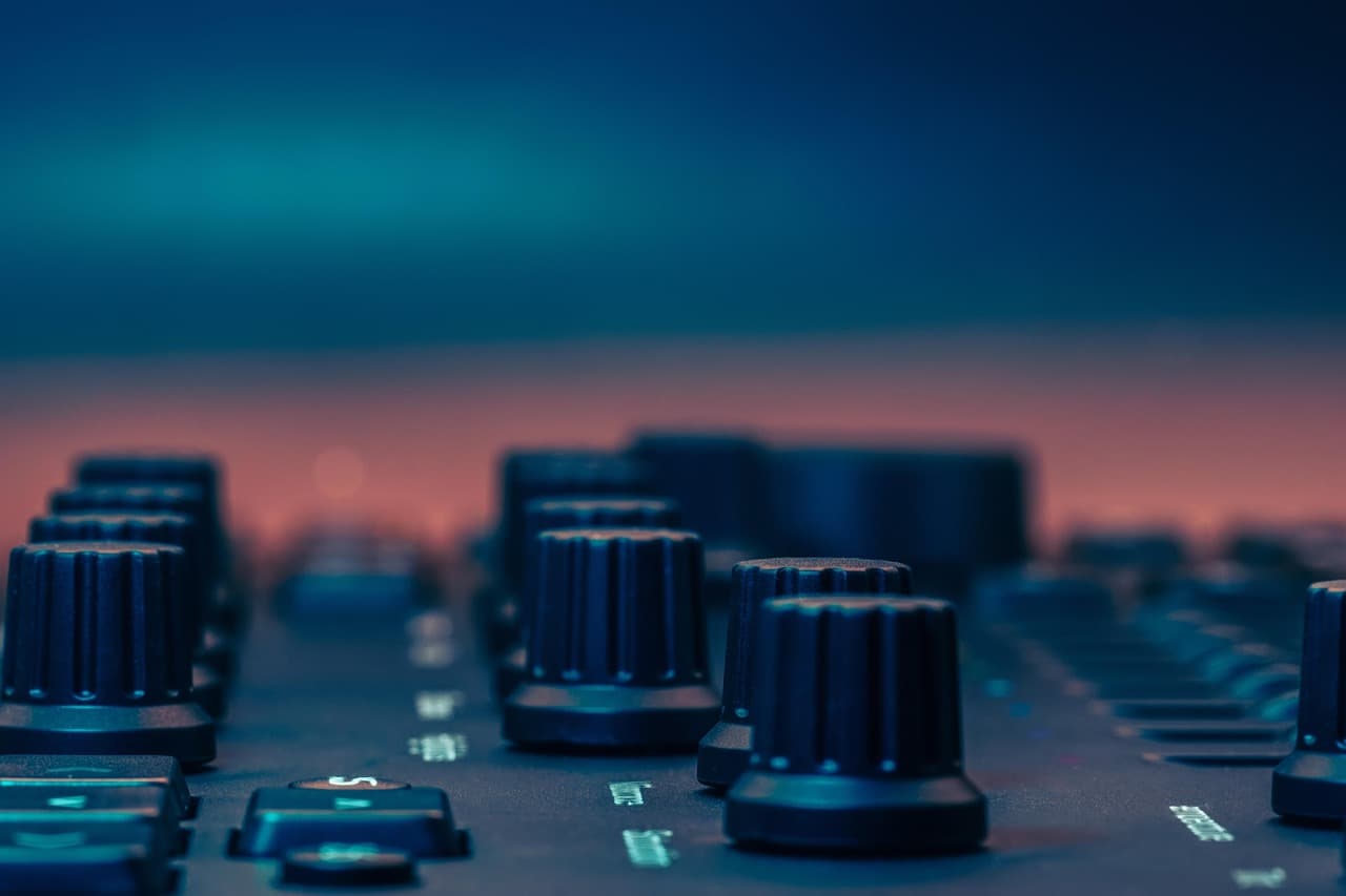Open-source AI as a Strategic Choice: Control vs. Diffusion