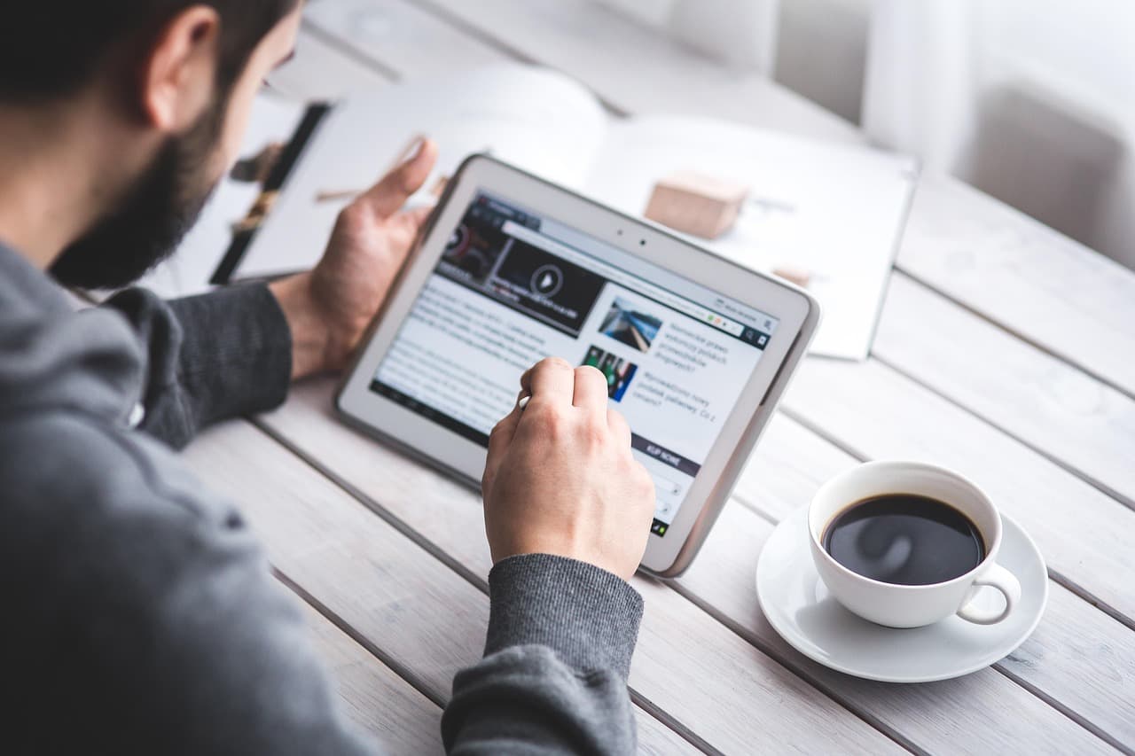 A web két iránya: élményalapú felületek és ügynökalapú gépi tartalom