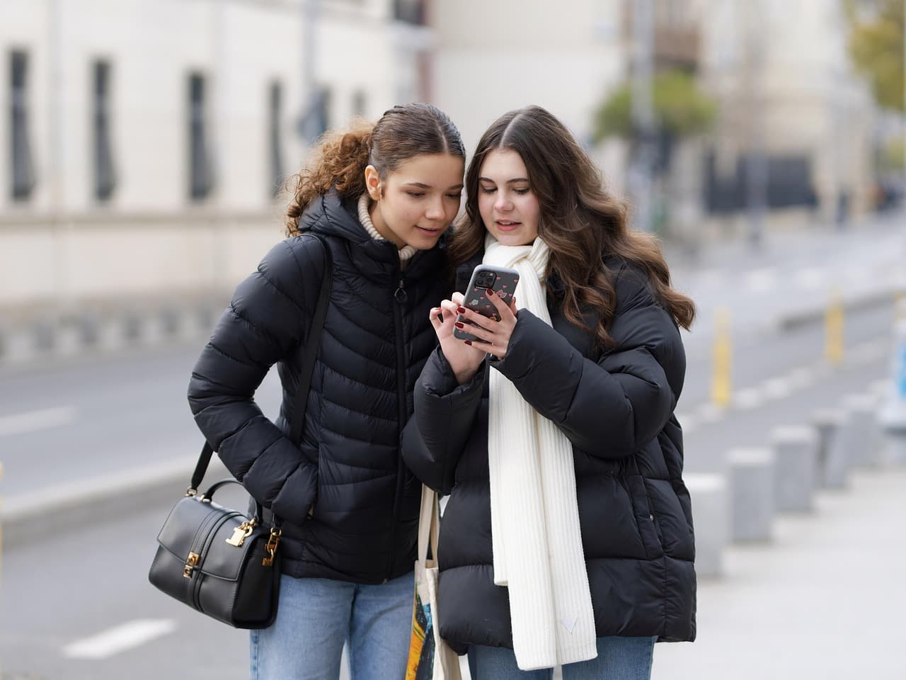 Hot Girl Hotline: AI-alapú kapcsolati tanácsok fiatal nőknek biztonsági garanciákkal