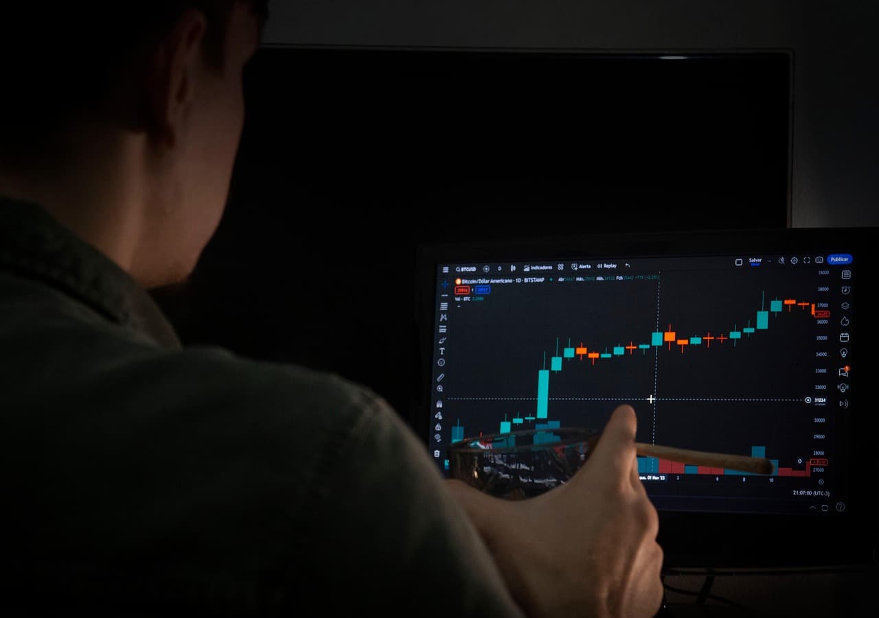 Financing strains around CoreWeave weigh on AI-related tech stocks