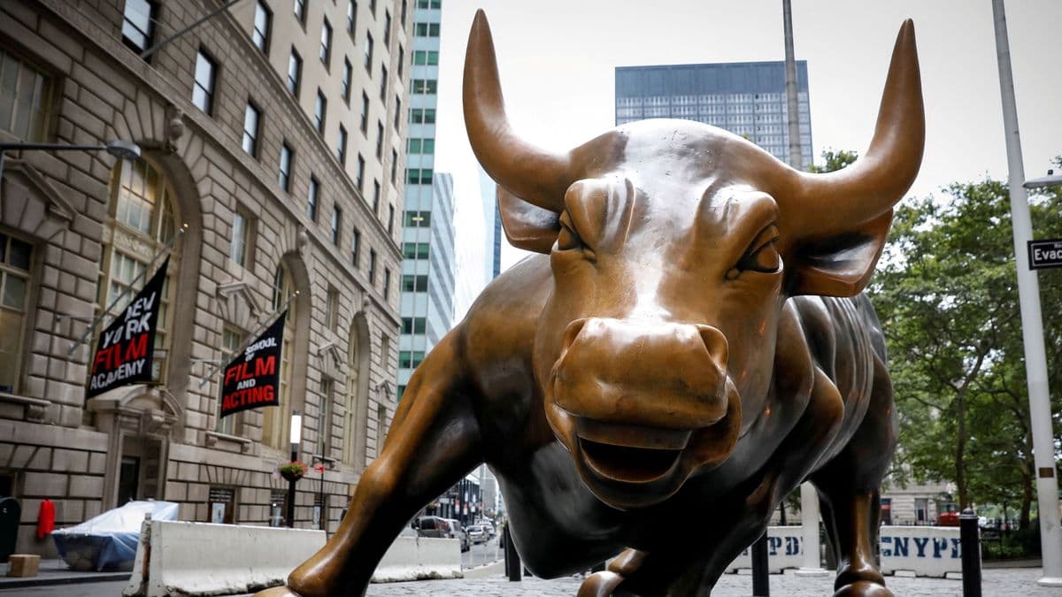 AI Investment Boom Keeps US Stocks Rising, Though Some Segments Appear Overheated