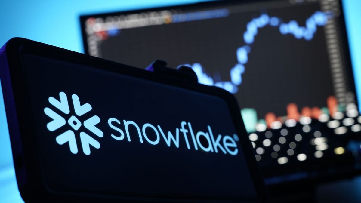 Snowflake raises outlook, highlights AI-driven growth and signs $6B Amazon deal