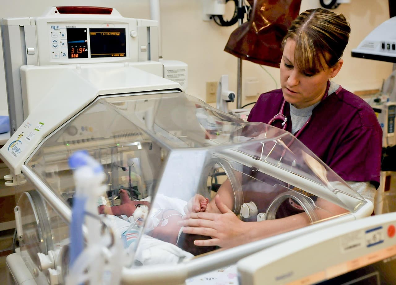 Hungarian AI camera system continuously monitors premature infants’ posture and movements