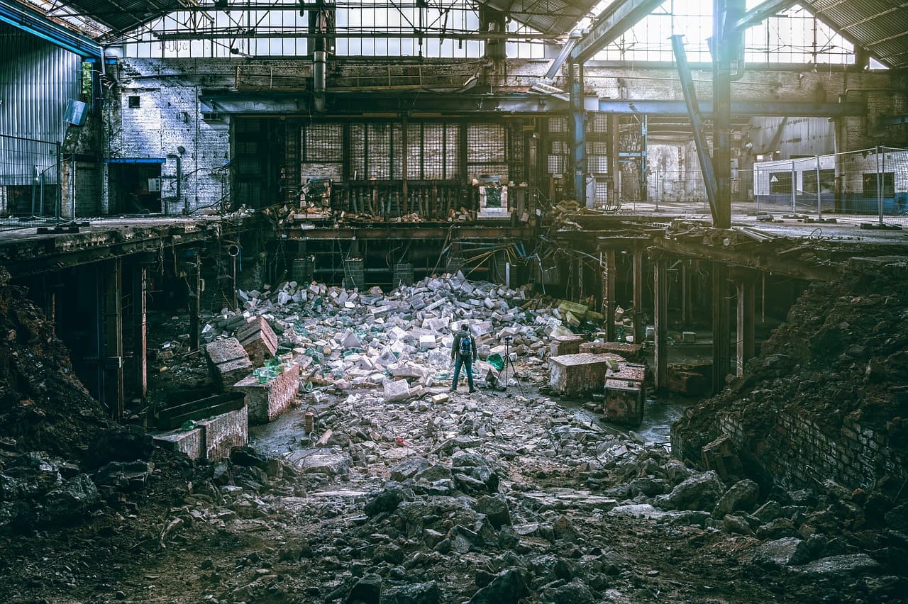 Investors Shift from Chinese Property to AI and Chip Stocks as Prices Slide