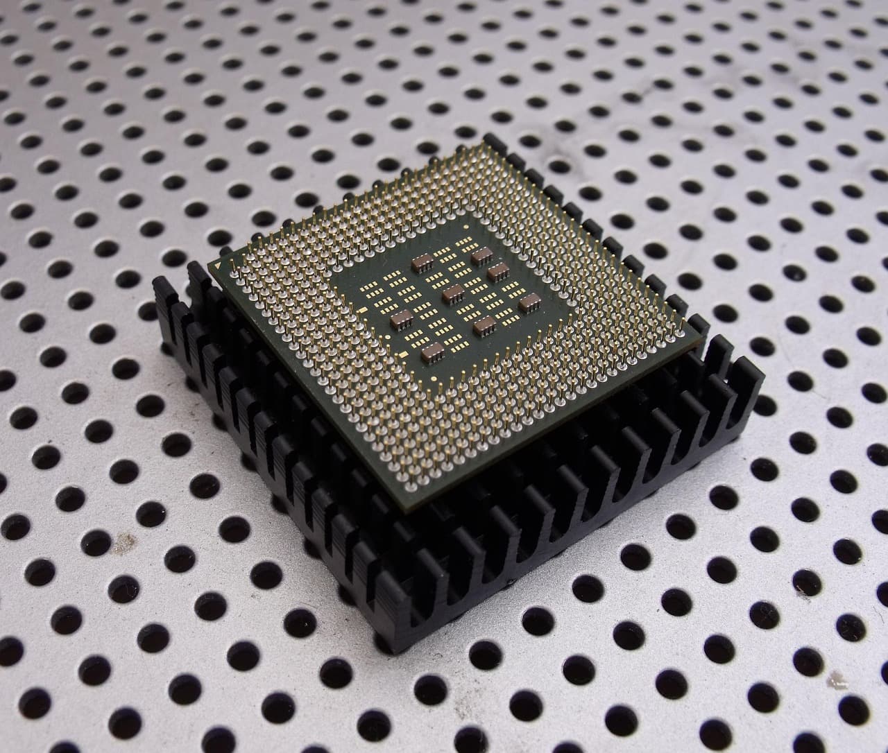 Fejlesztő reprodukálta CPU-alapú titkos csatornát Firecracker microVM-ek között