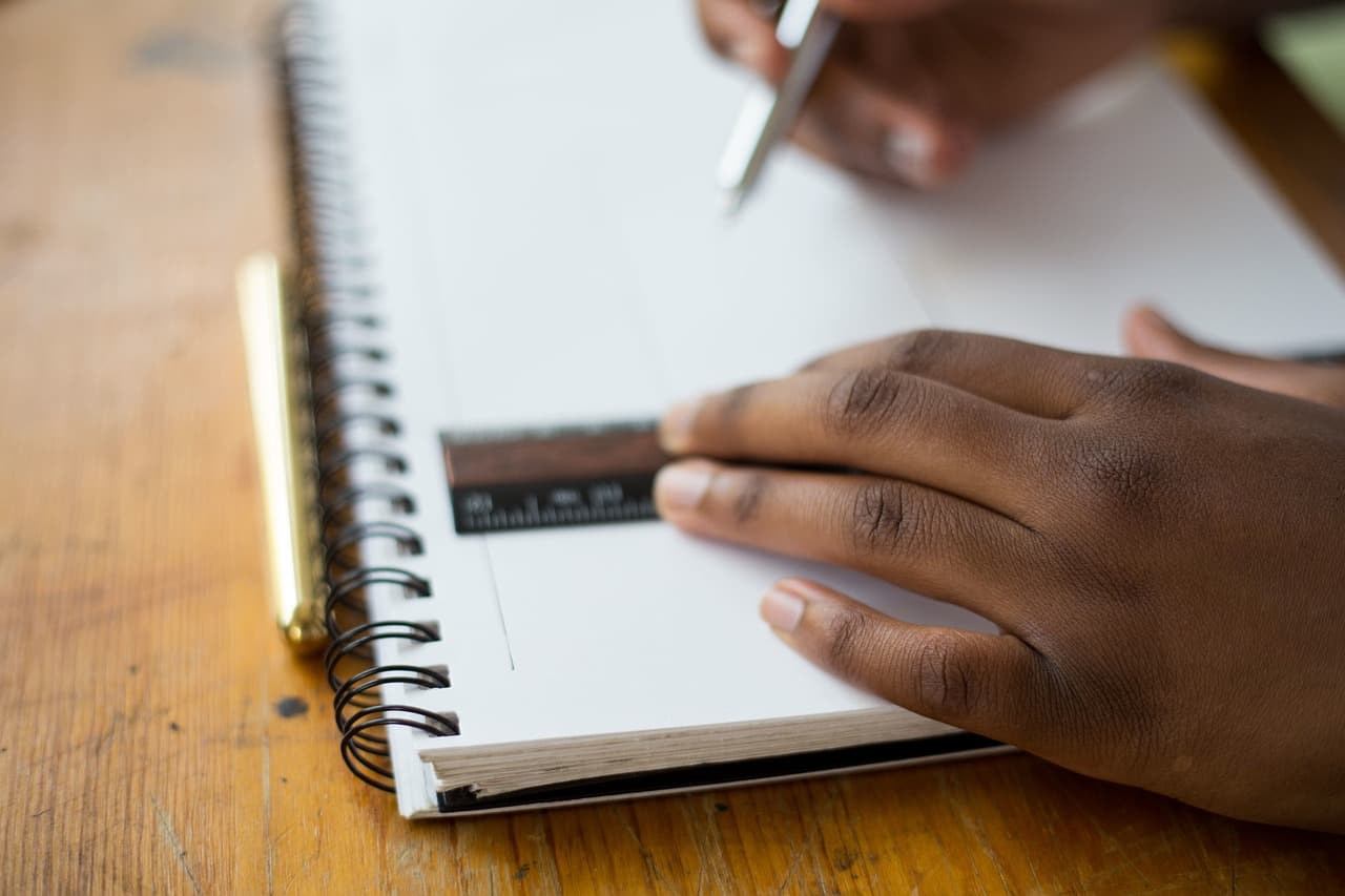 ChatGPT improves polish while causal-reasoning training boosts originality in student work