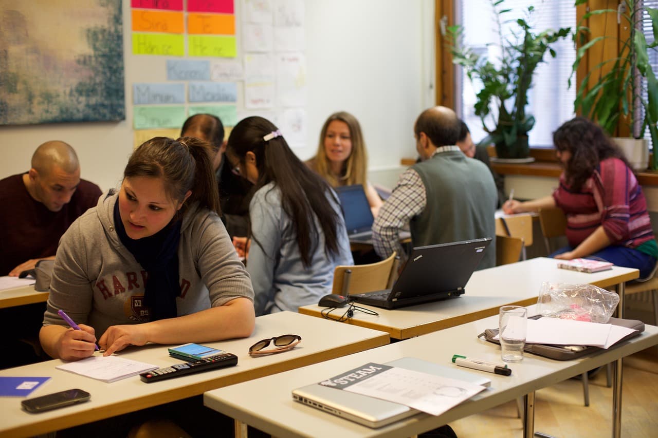 Anthropic felsőoktatási tanácsadó testületet alakít és AI-írástudás kurzusokat indít
