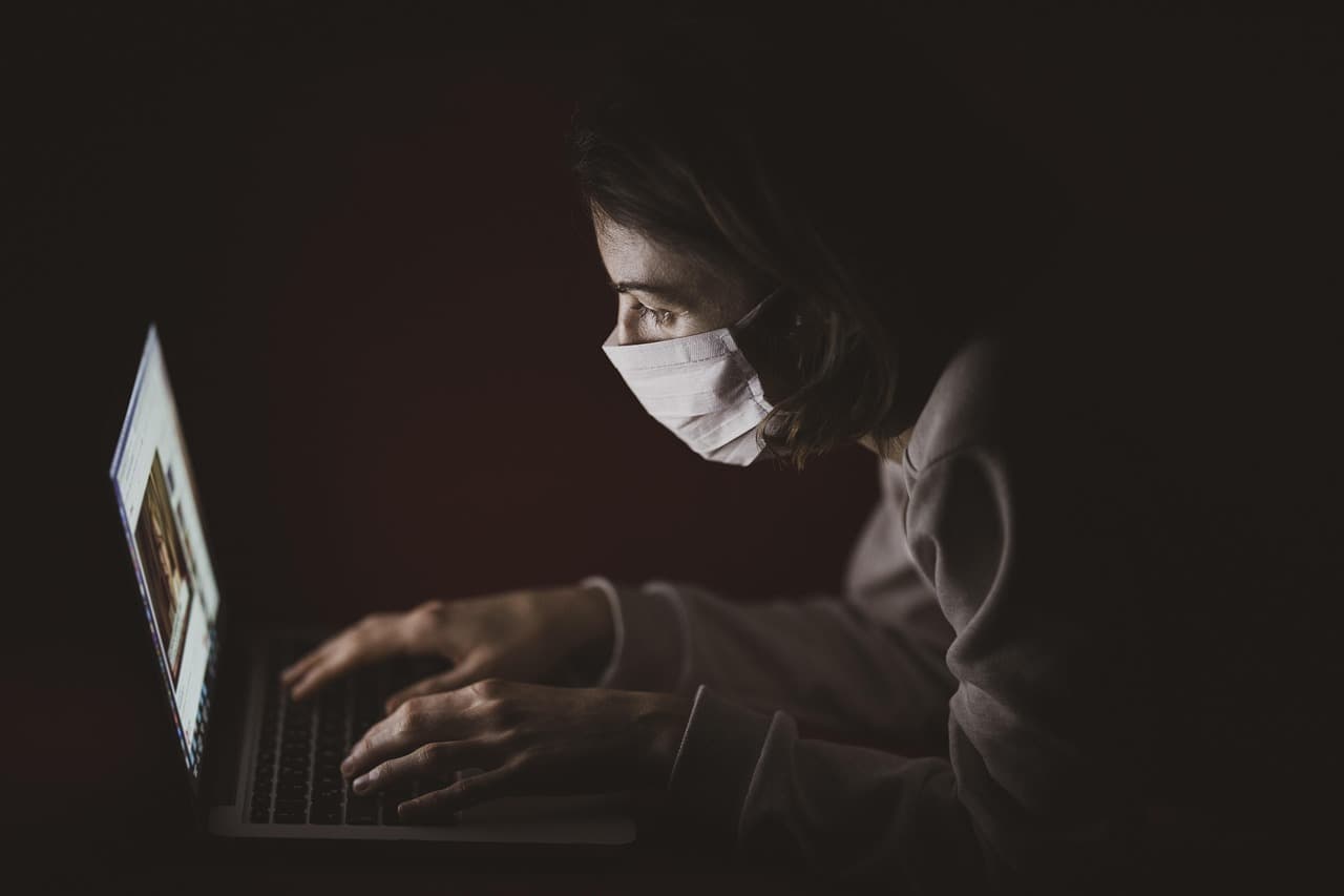 Szakértői kereslet növeli a deepfake- és chatbot‑megtévesztések kockázatát