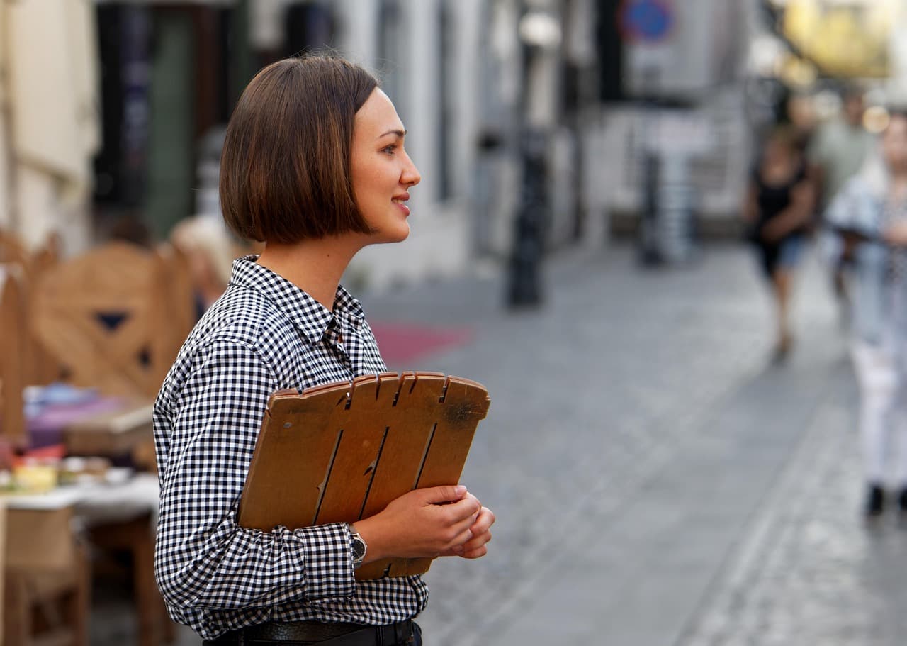 Yelp adds voice agent to call restaurants for wait times, expands AI features for bookings and business replies