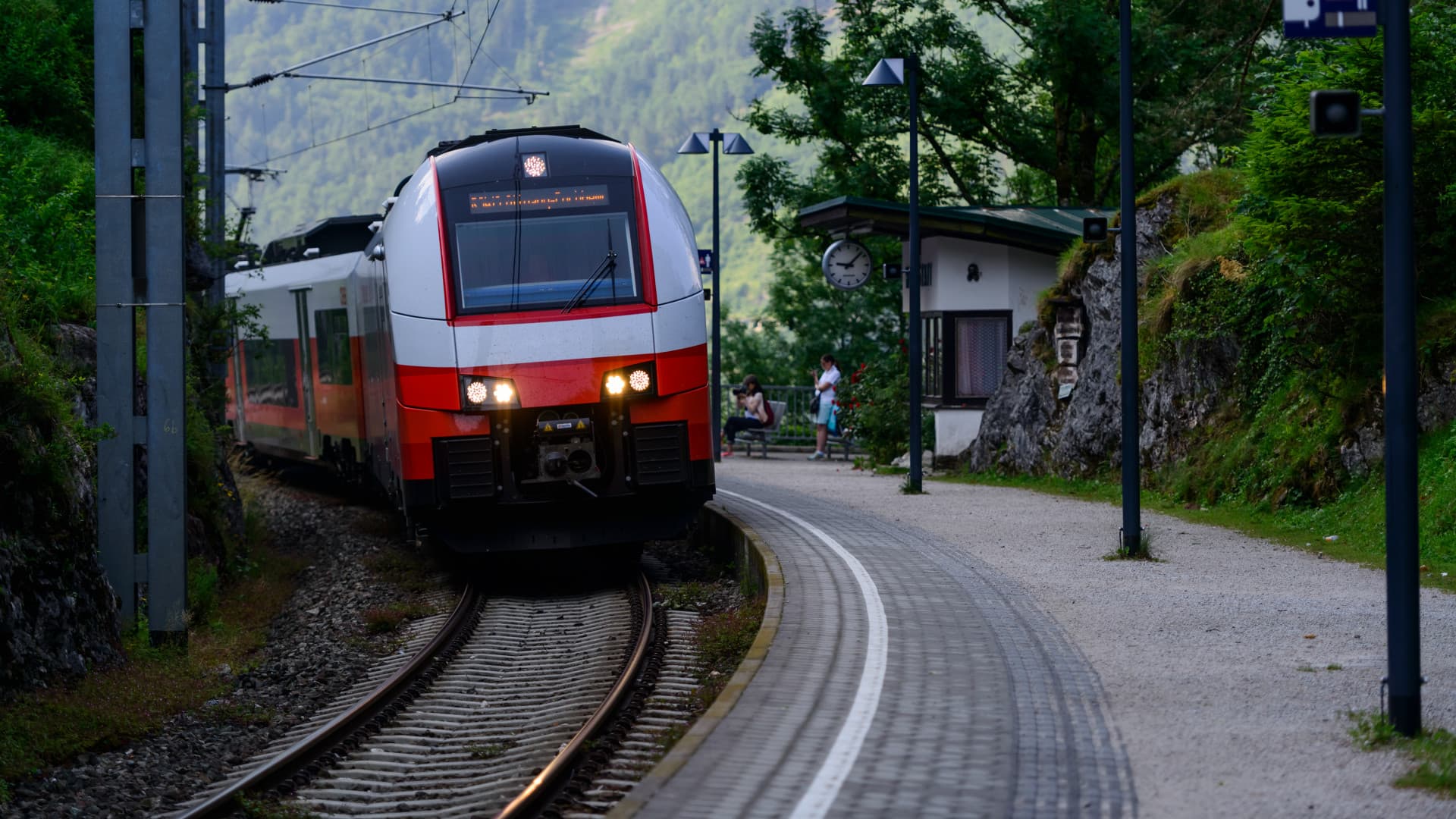 Vitézy inspects ÖBB control centre in Vienna, highlights gaps in Hungarian rail systems